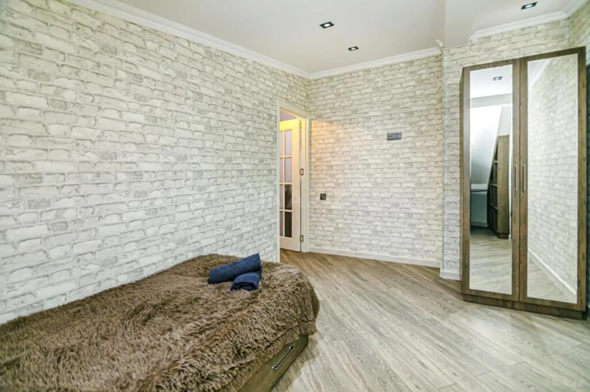 Satılır 7 otaqlı mənzil 210 m²