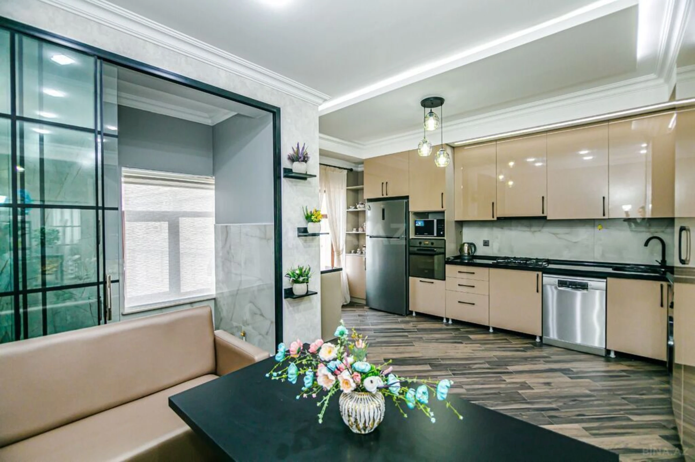 Satılır 7 otaqlı mənzil 210 m²