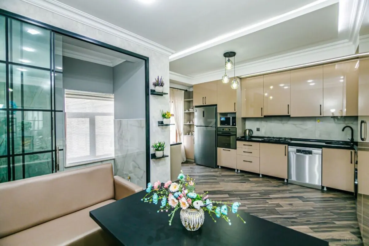 Satılır 7 otaqlı mənzil 210 m²