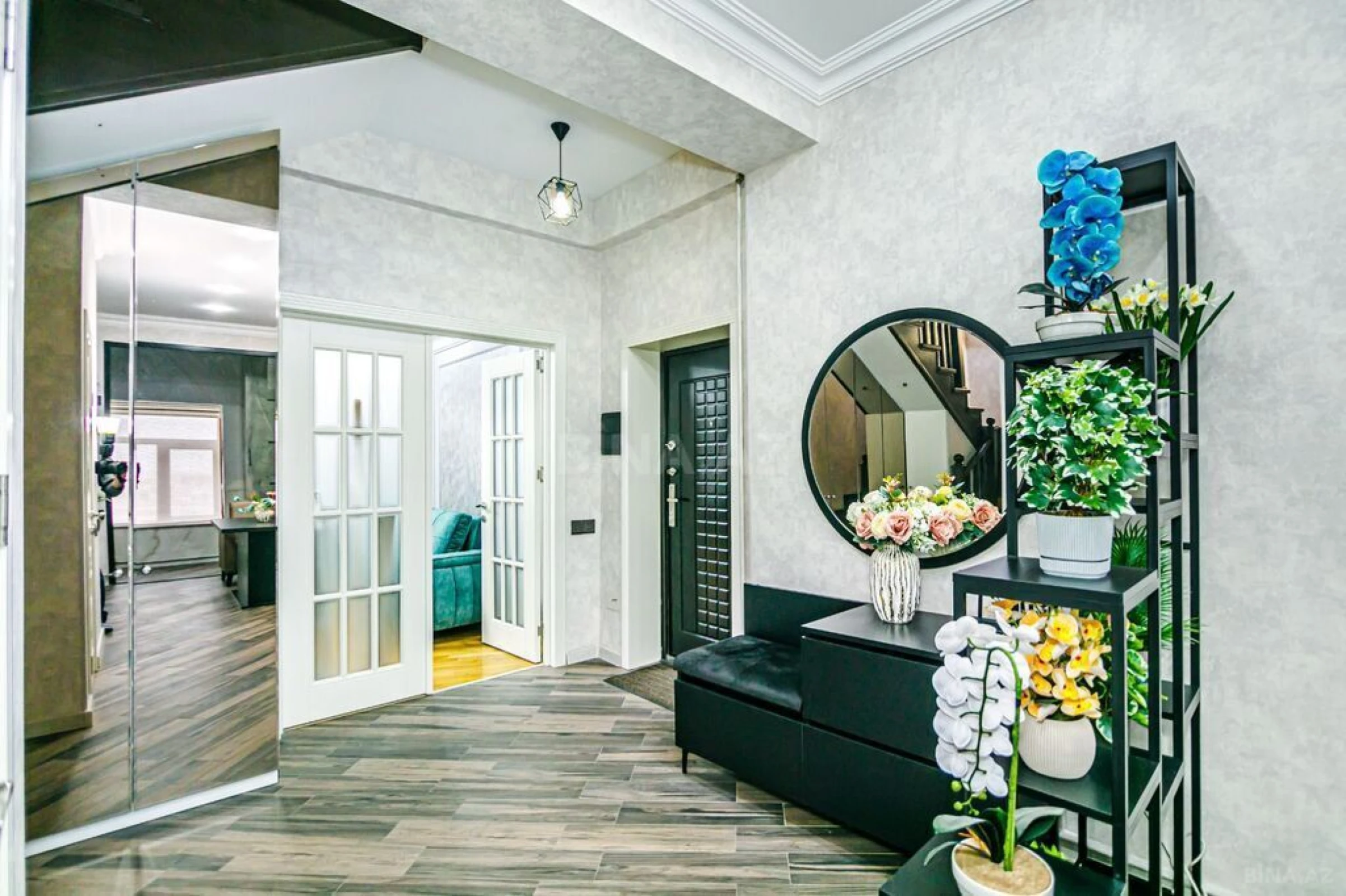 Satılır 7 otaqlı mənzil 210 m²