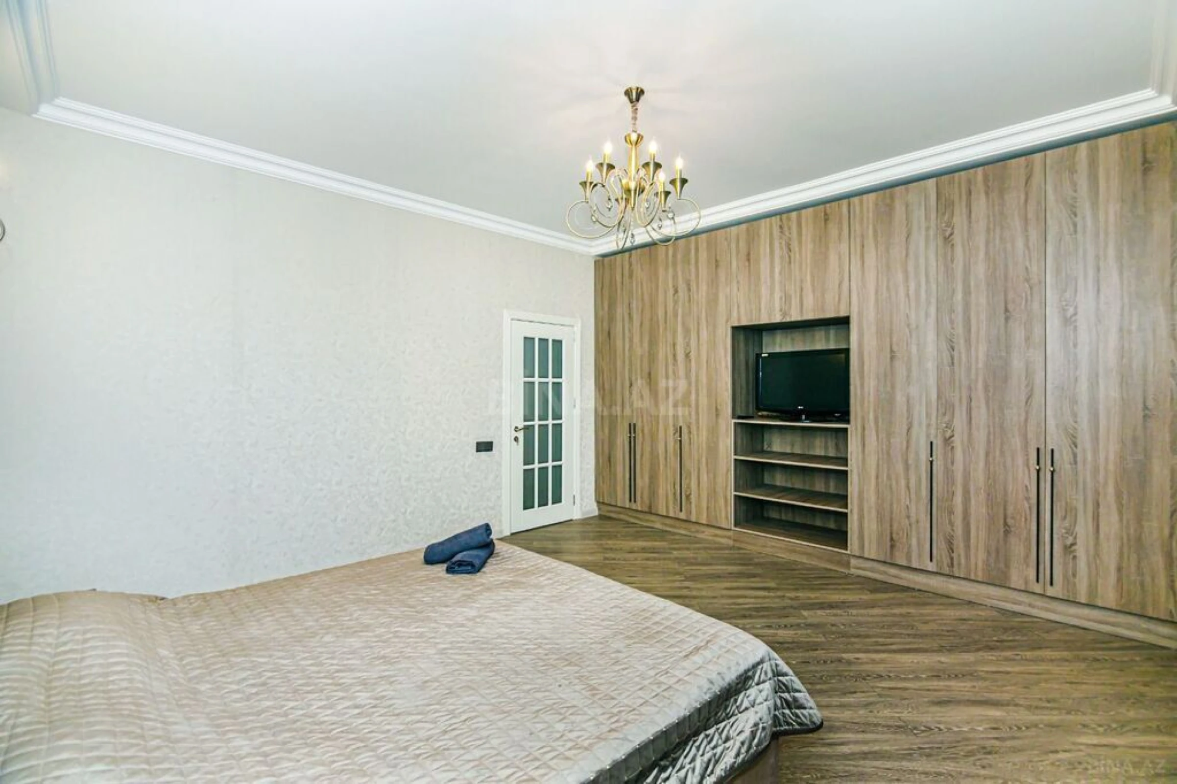 Satılır 7 otaqlı mənzil 210 m²