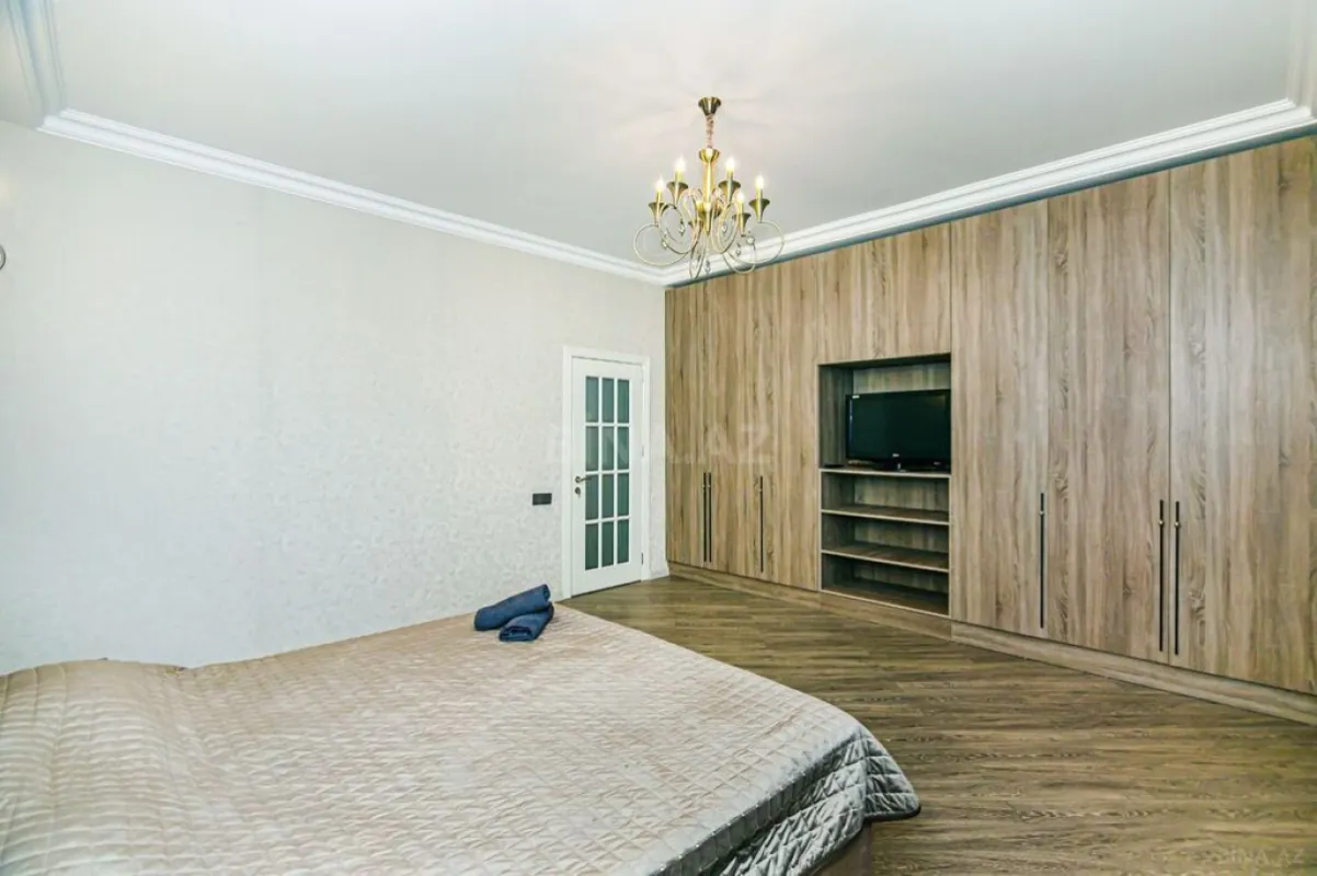 Satılır 7 otaqlı mənzil 210 m²