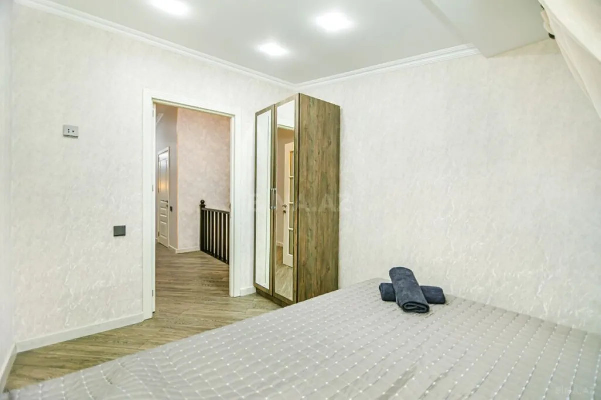 Satılır 7 otaqlı mənzil 210 m²