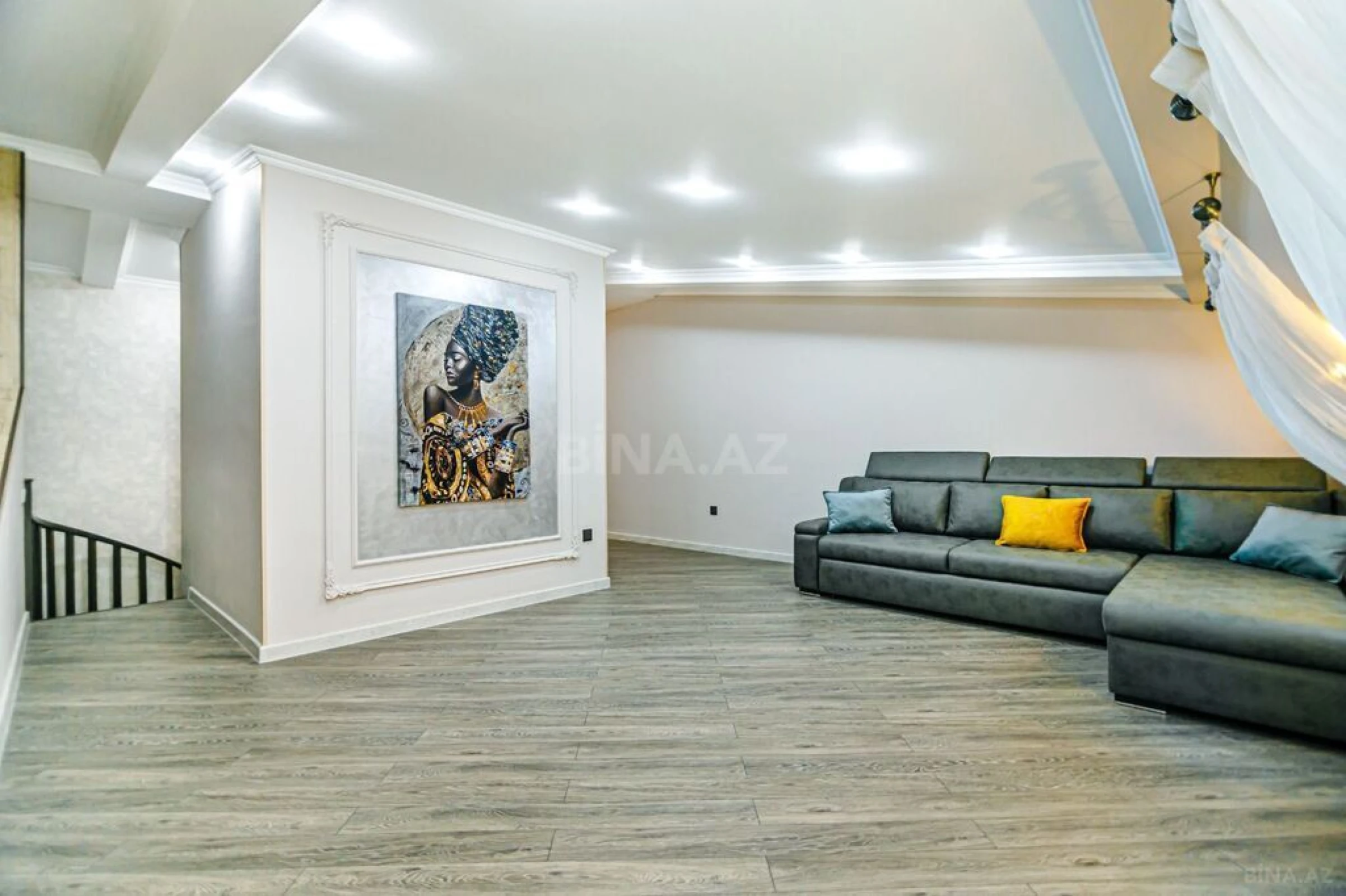 Satılır 7 otaqlı mənzil 210 m²