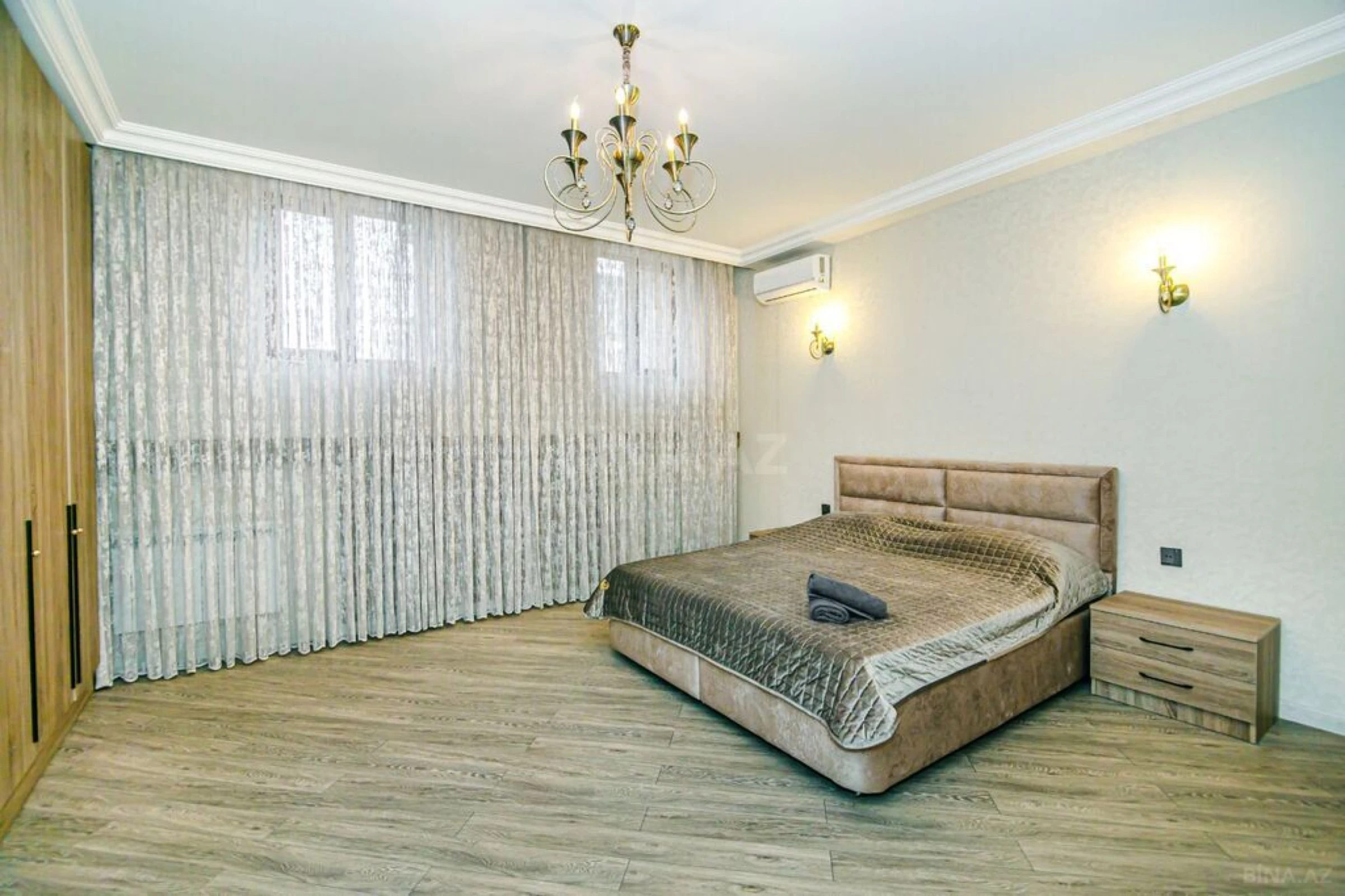 Satılır 7 otaqlı mənzil 210 m²