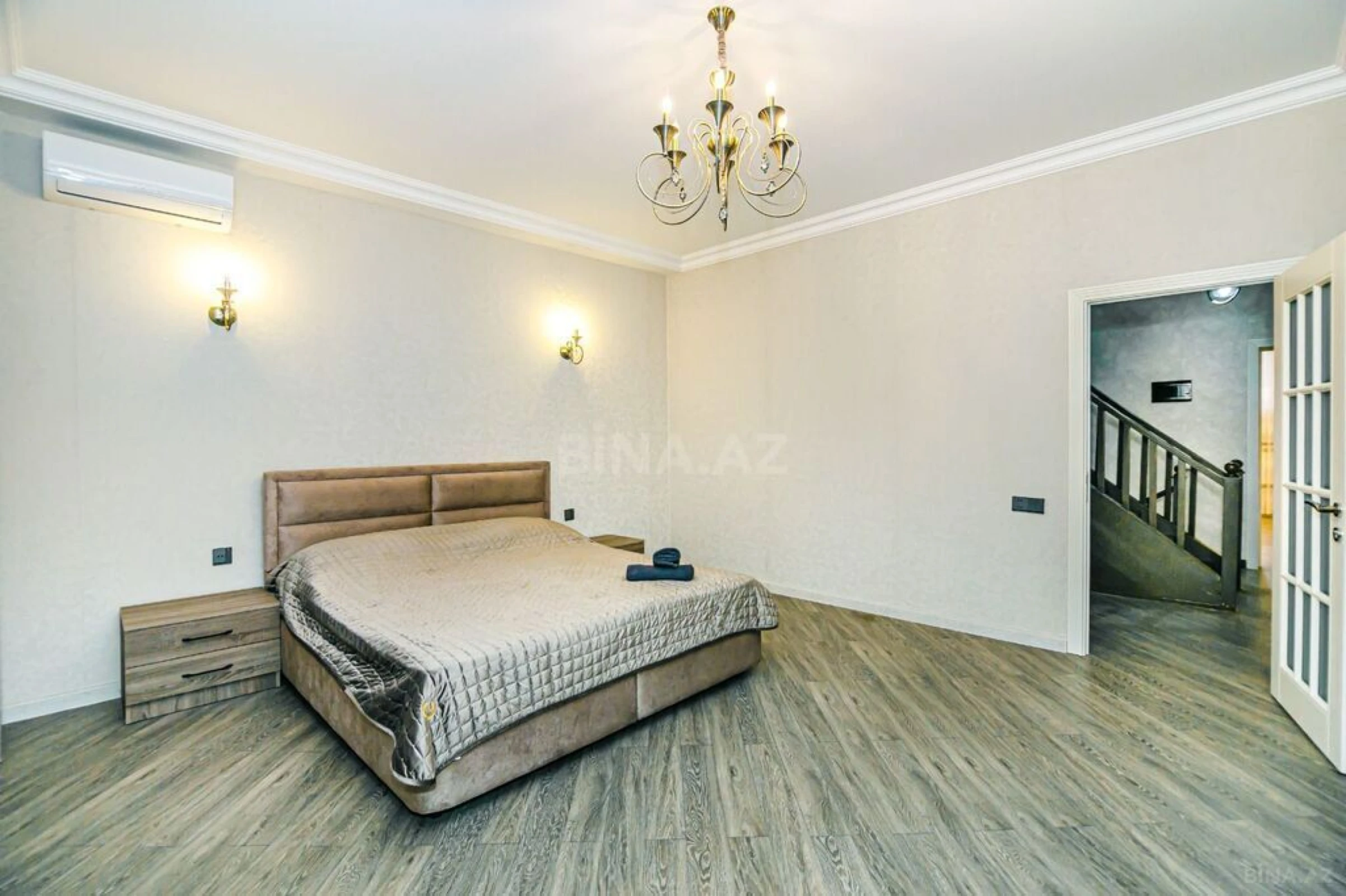 Satılır 7 otaqlı mənzil 210 m²
