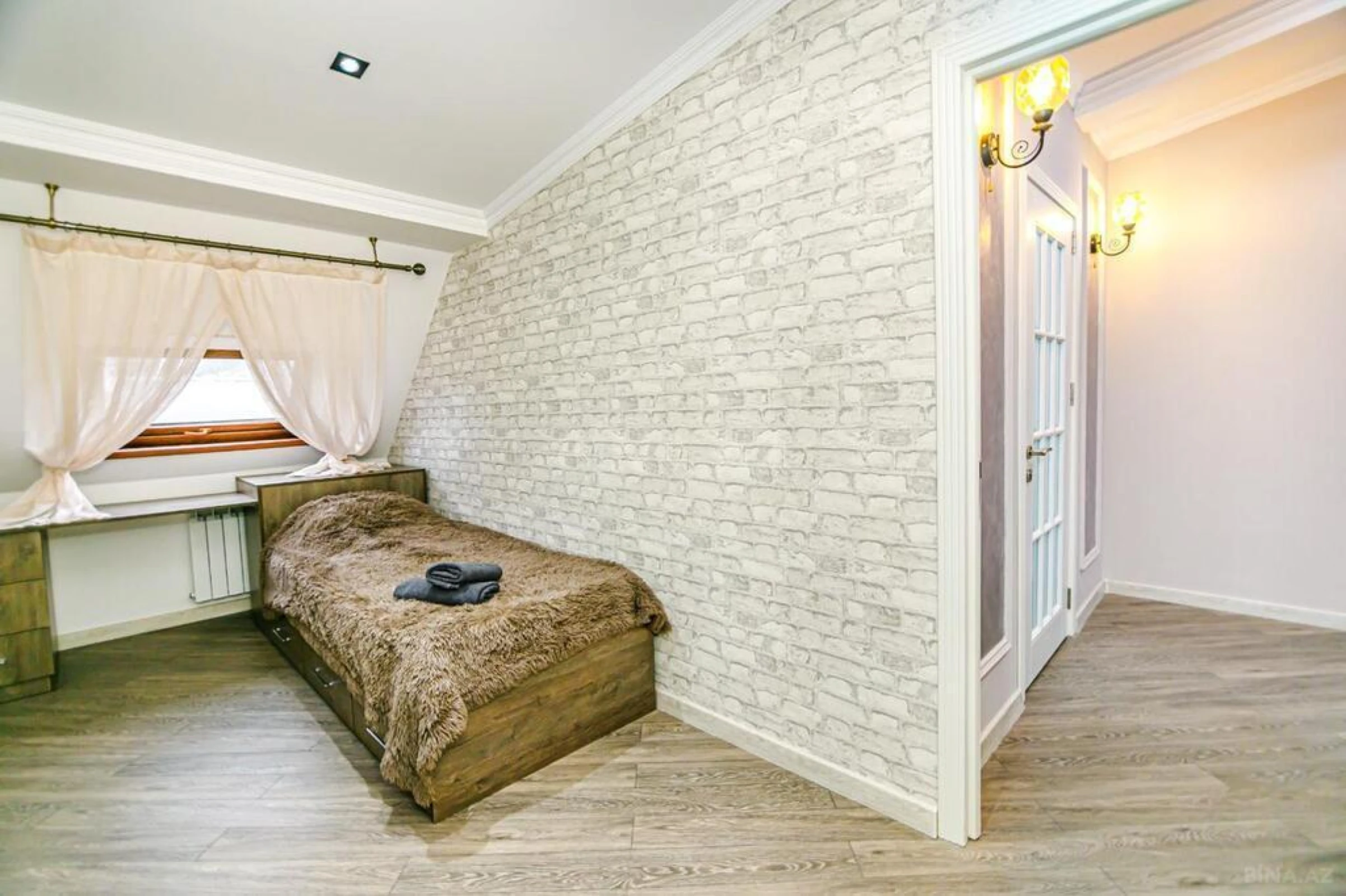 Satılır 7 otaqlı mənzil 210 m²