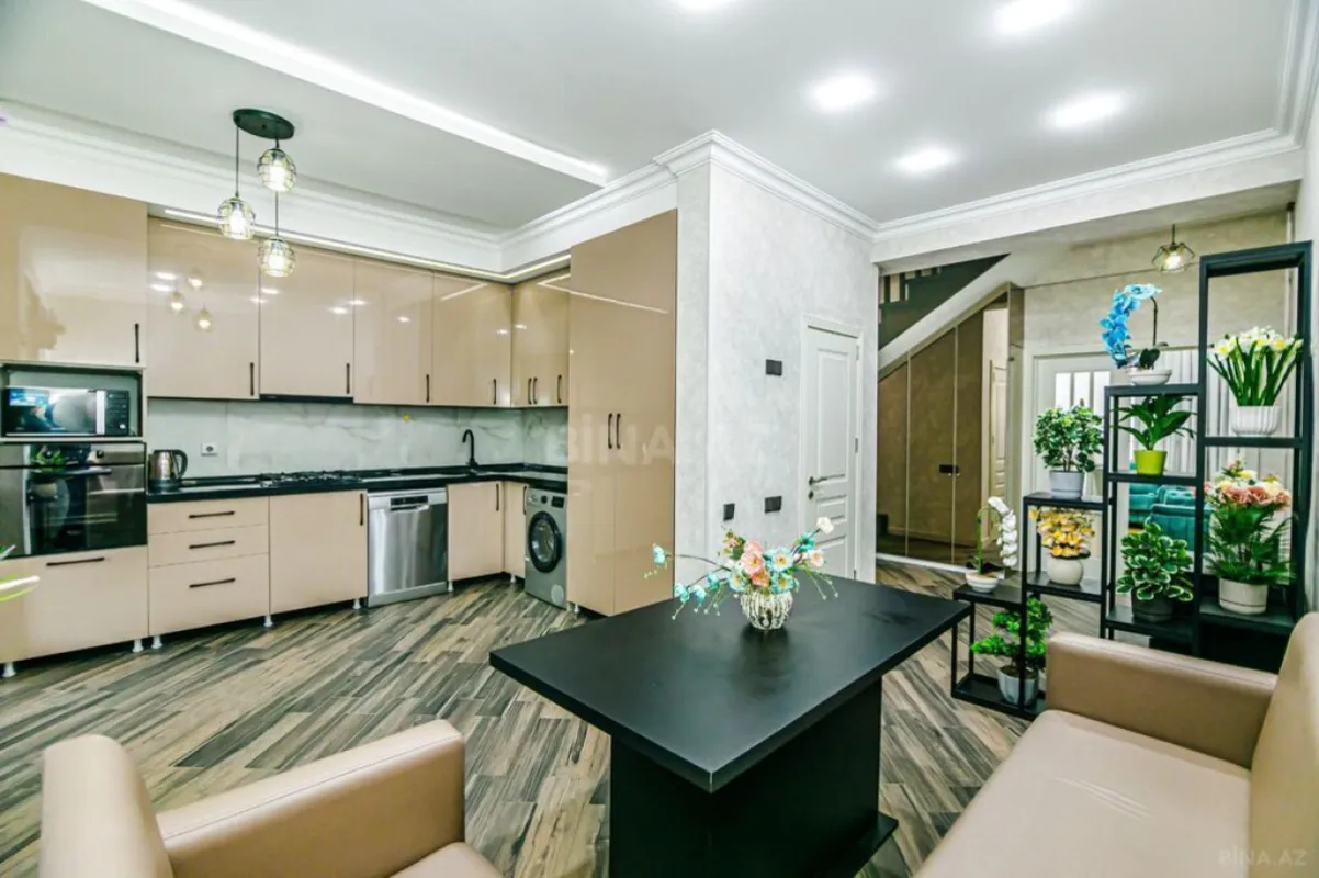 Satılır 7 otaqlı mənzil 210 m²