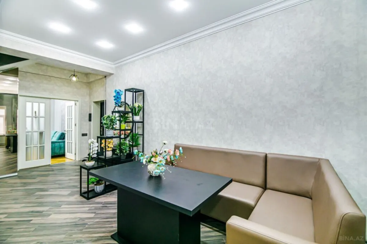 Satılır 7 otaqlı mənzil 210 m²