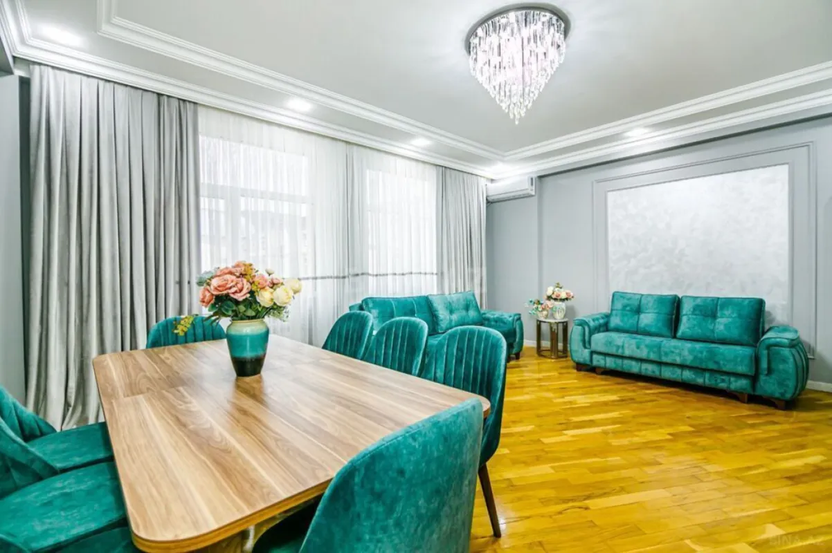 Satılır 7 otaqlı mənzil 210 m²