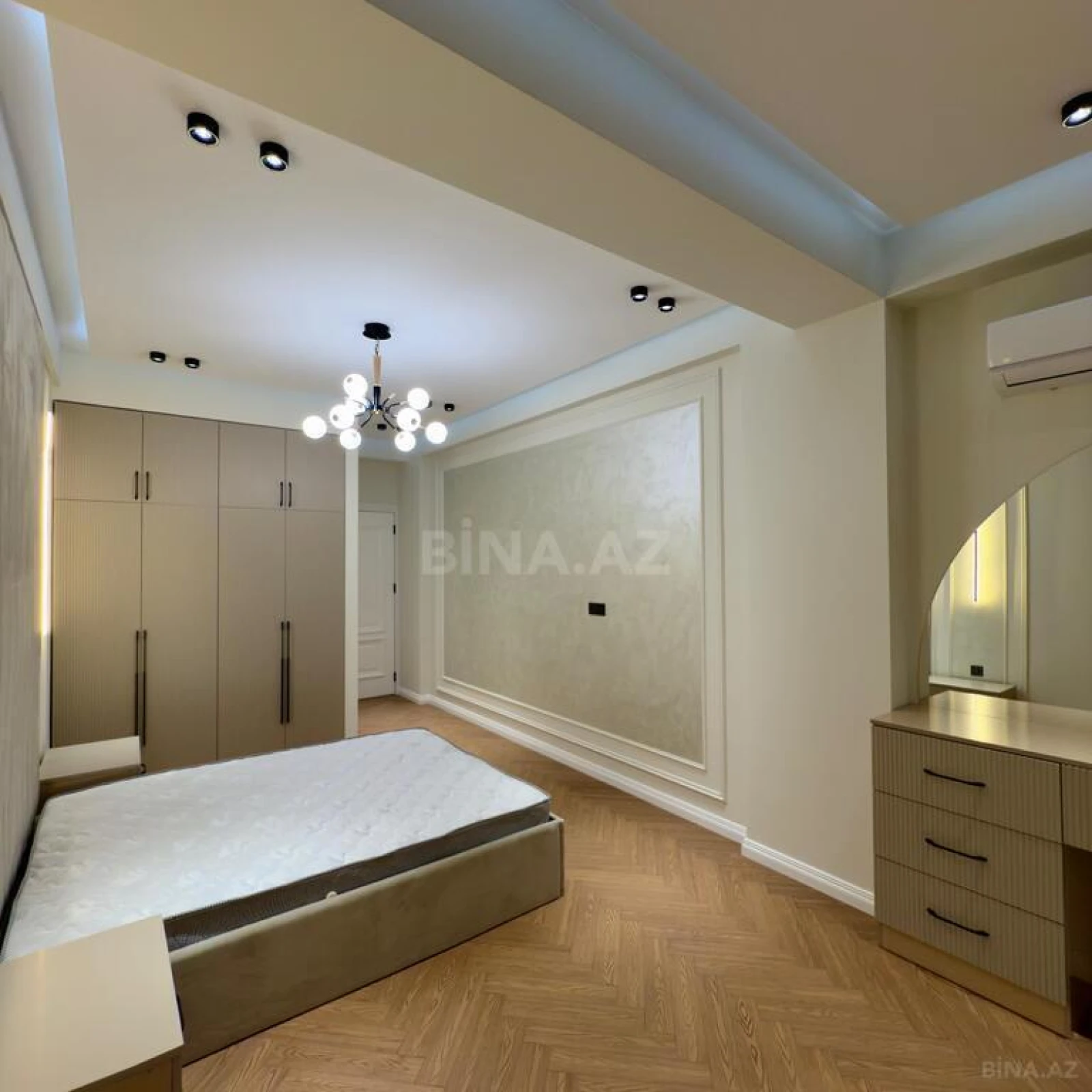 Satılır 3 otaqlı mənzil 132 m²