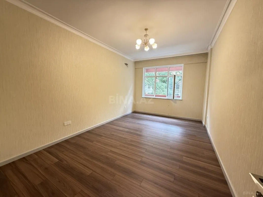 Satılır 4 otaqlı ofis 180 m²