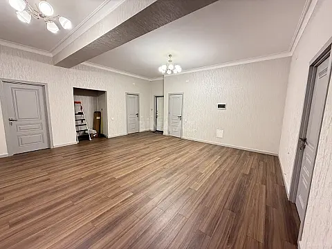 Satılır 4 otaqlı ofis 180 m²