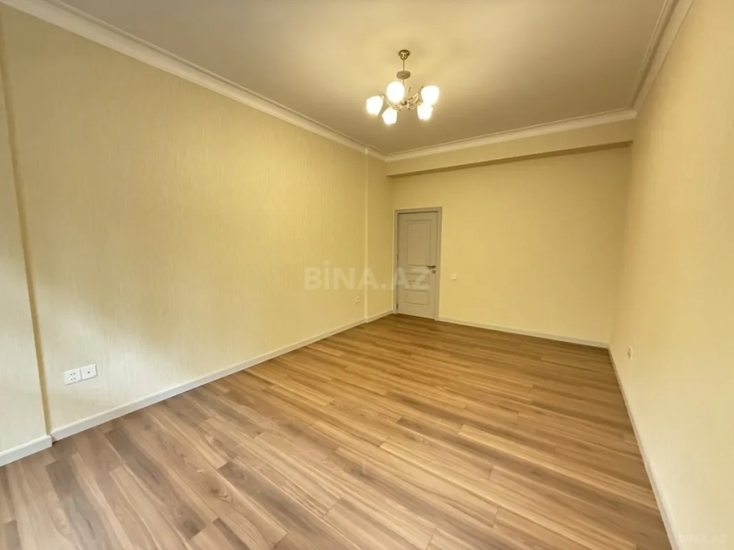 Satılır 4 otaqlı ofis 180 m²