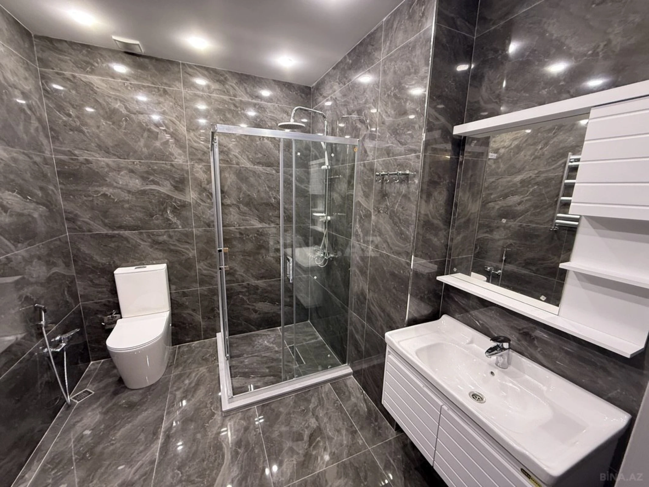 Satılır 4 otaqlı ofis 180 m²