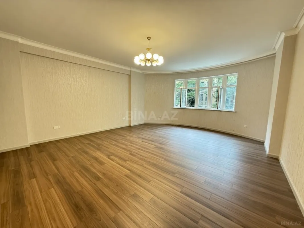 Satılır 4 otaqlı ofis 180 m²