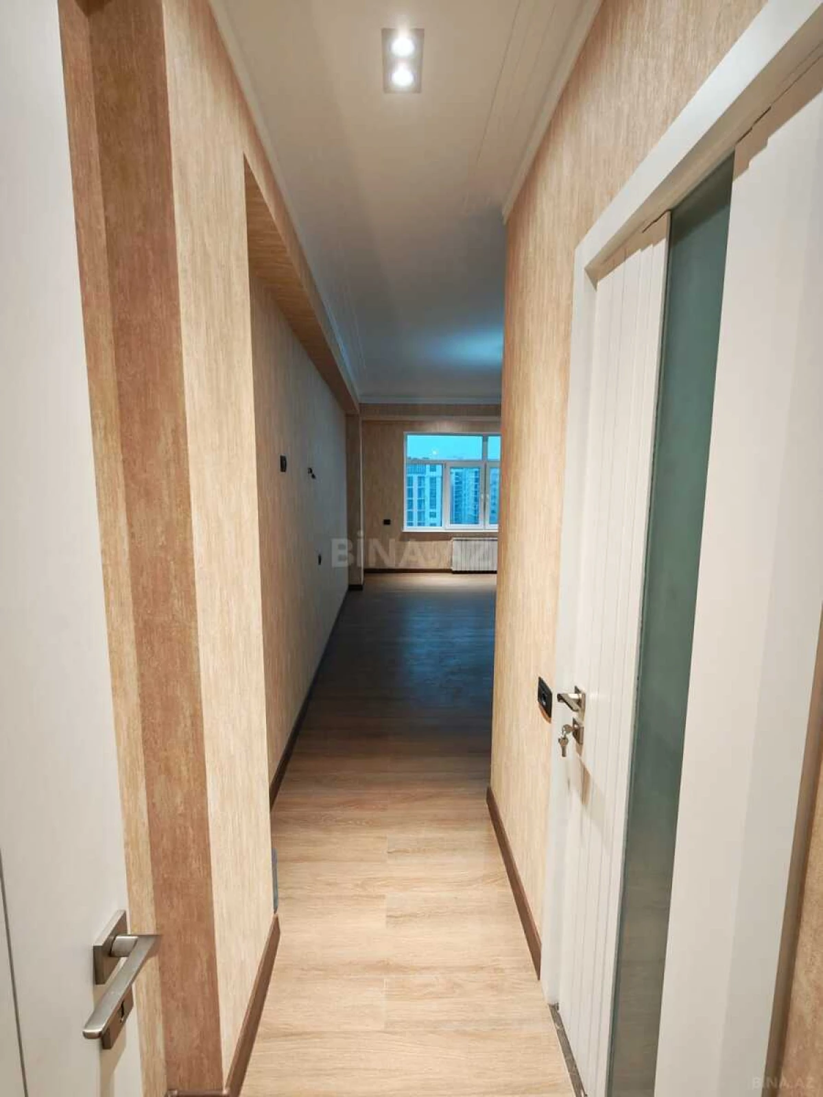 Satılır 3 otaqlı mənzil 165 m²