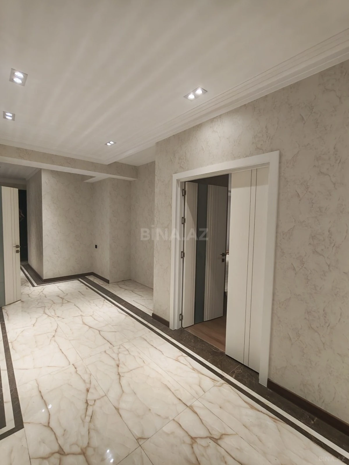 Satılır 3 otaqlı mənzil 165 m²