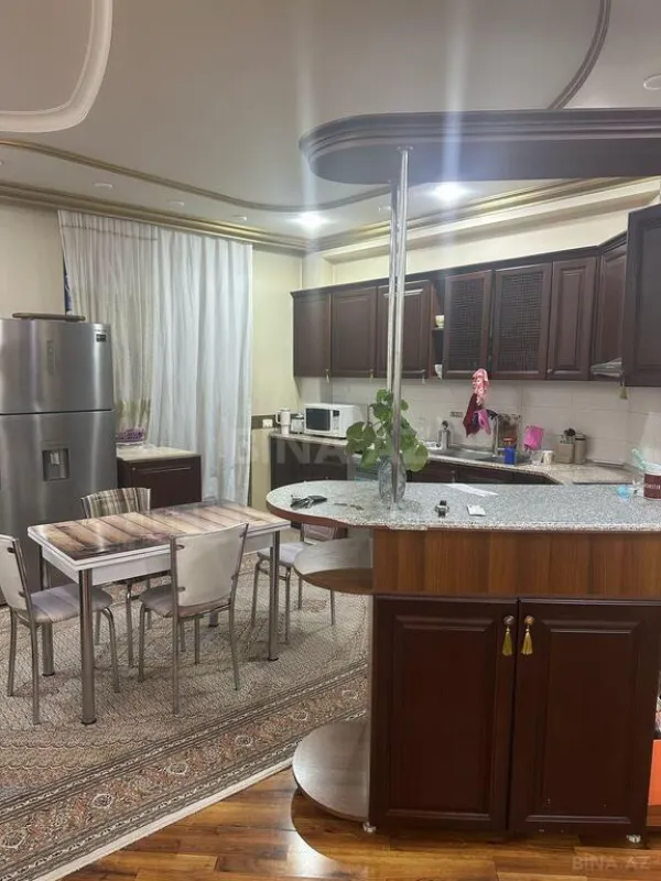 Satılır 4 otaqlı mənzil 183 m²