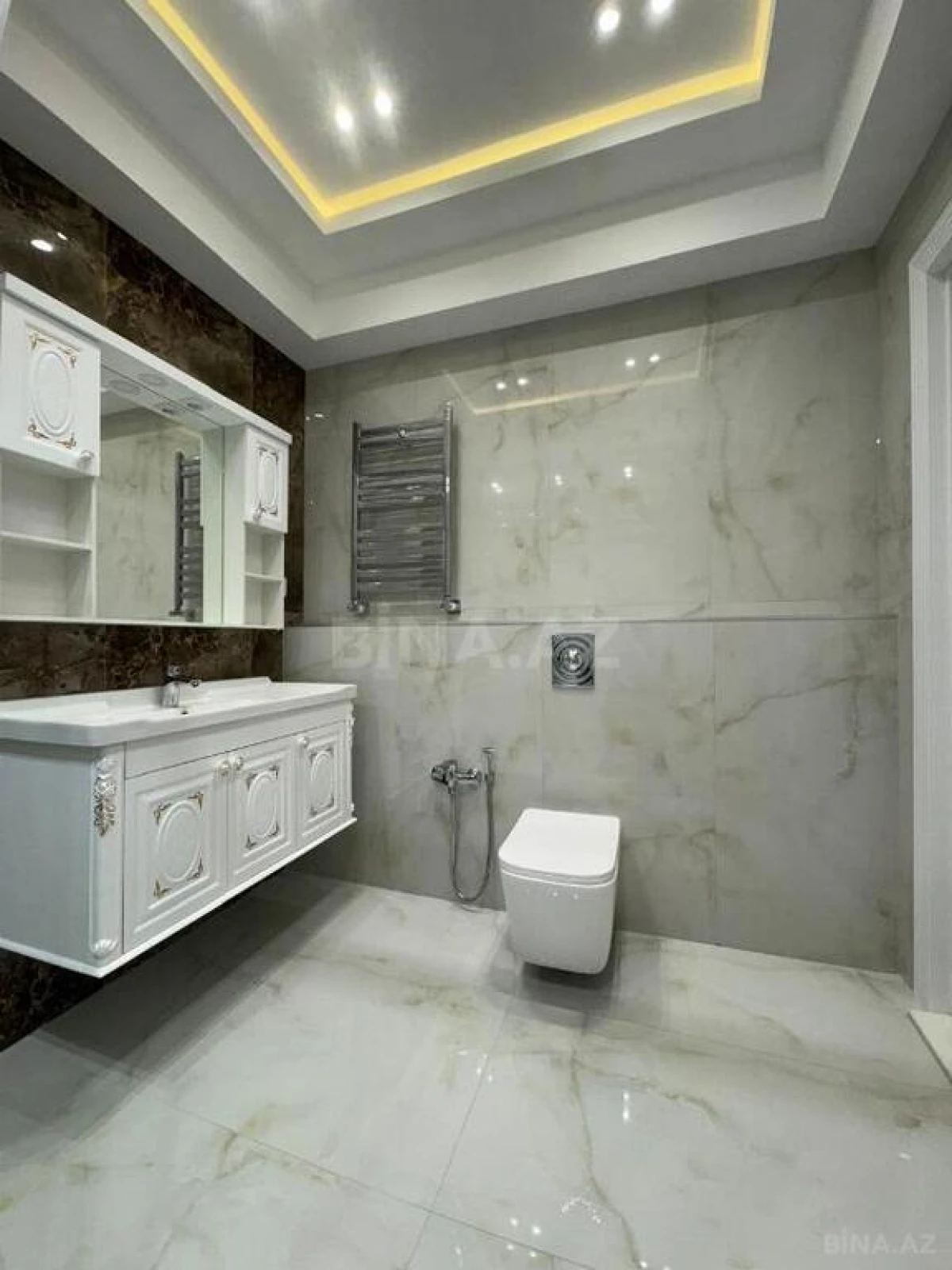 Satılır 4 otaqlı mənzil 220 m²