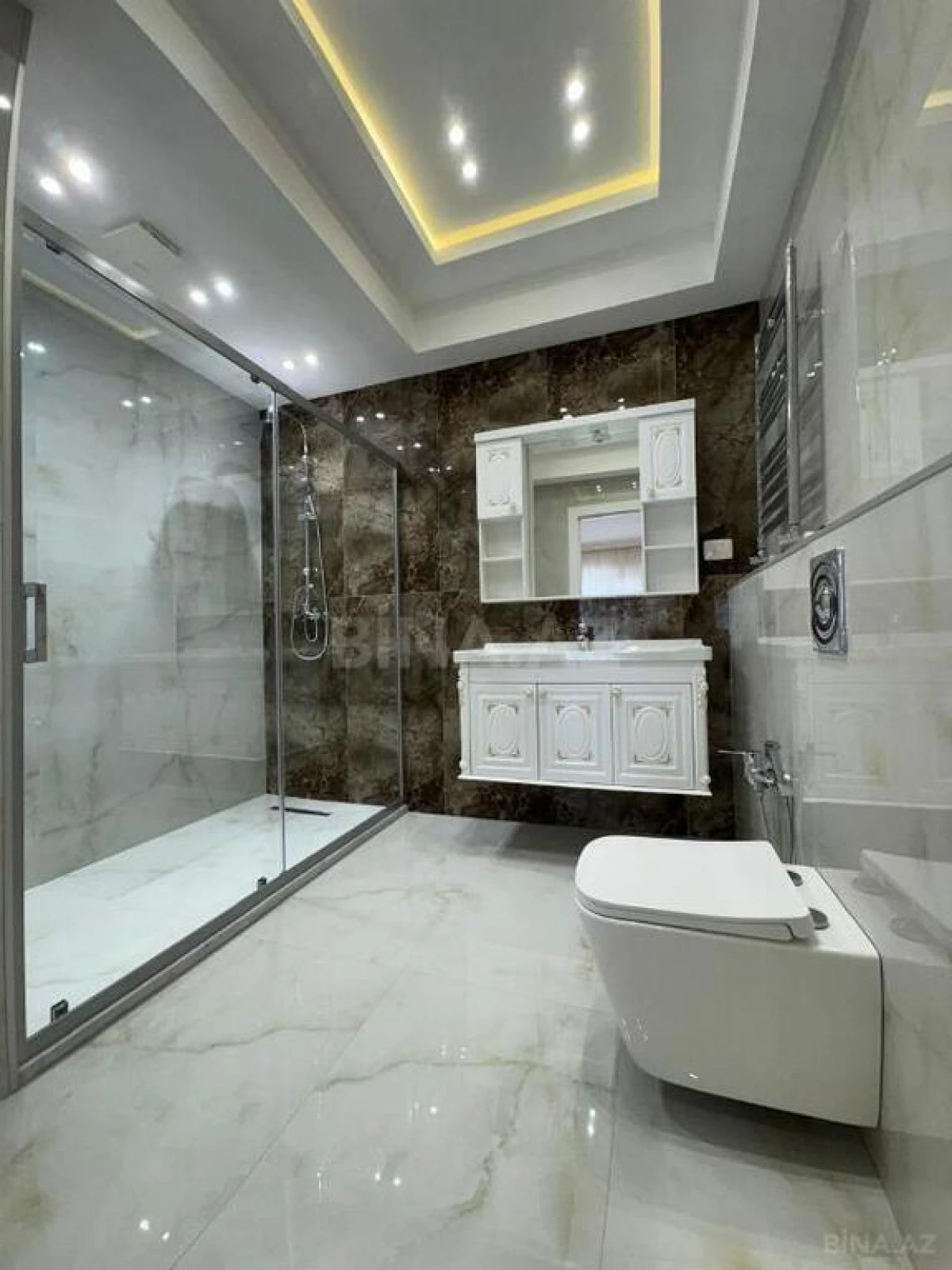 Satılır 4 otaqlı mənzil 220 m²