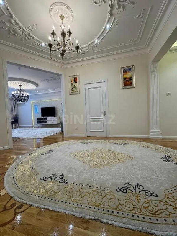 Satılır 4 otaqlı mənzil 220 m²