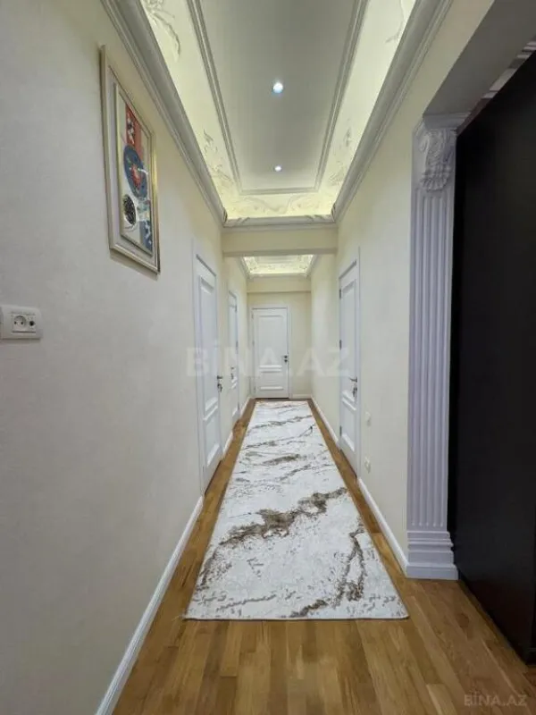 Satılır 4 otaqlı mənzil 220 m²