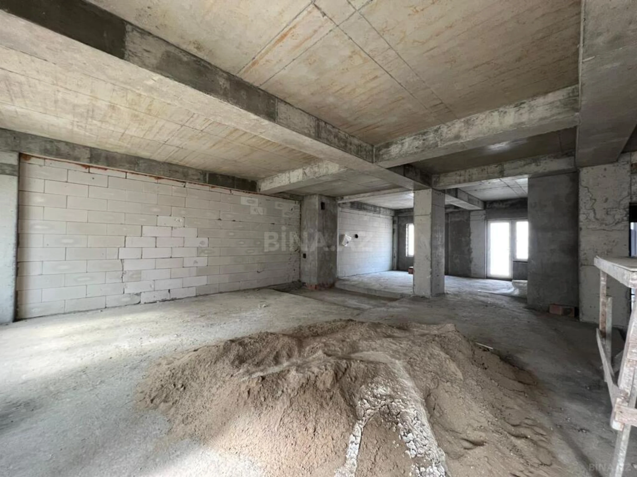 Satılır 3 otaqlı mənzil 137 m²