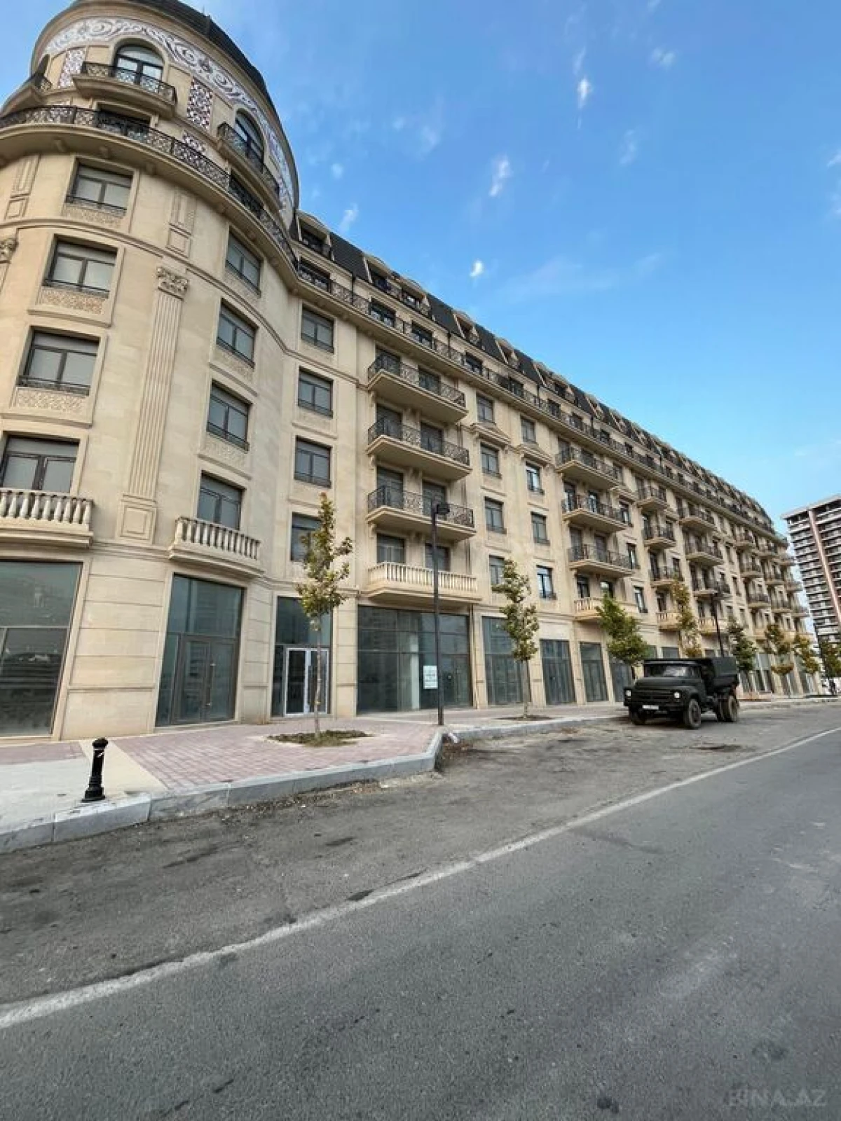 Satılır 3 otaqlı mənzil 137 m²