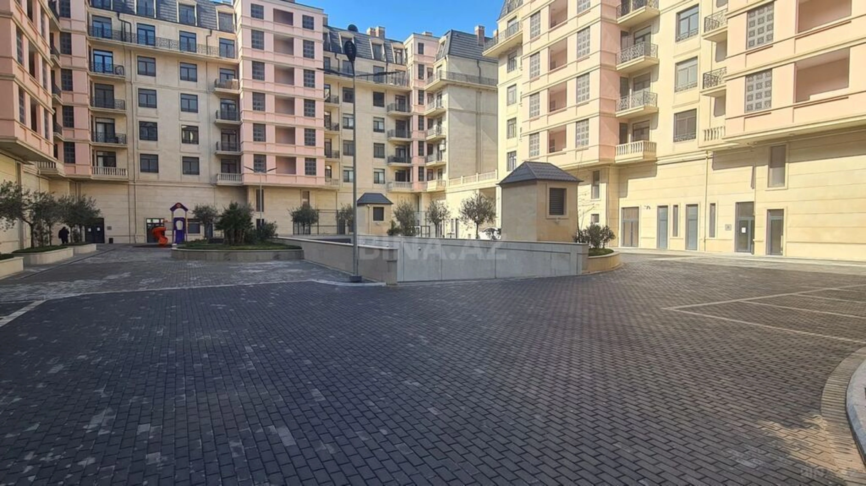 Satılır 3 otaqlı mənzil 137 m²