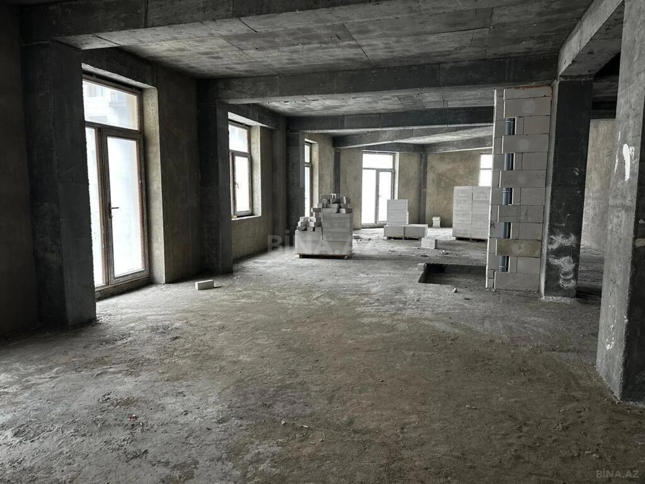 Satılır 4 otaqlı mənzil 209 m²
