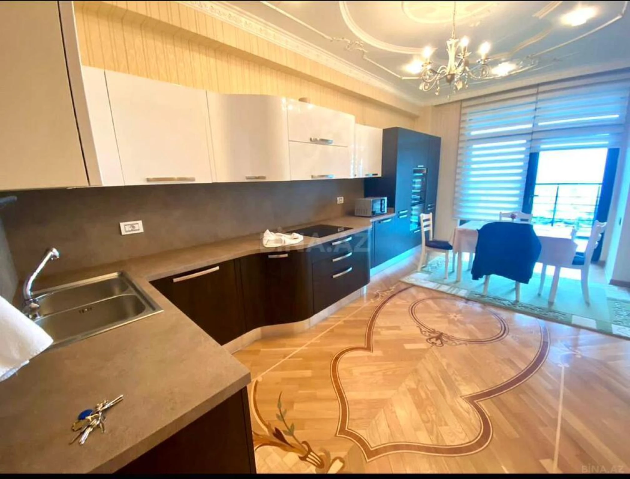 Satılır 3 otaqlı mənzil 220 m²