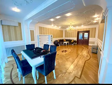 Satılır 3 otaqlı mənzil 220 m²