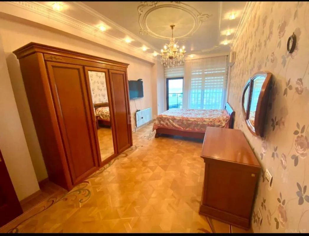 Satılır 3 otaqlı mənzil 220 m²