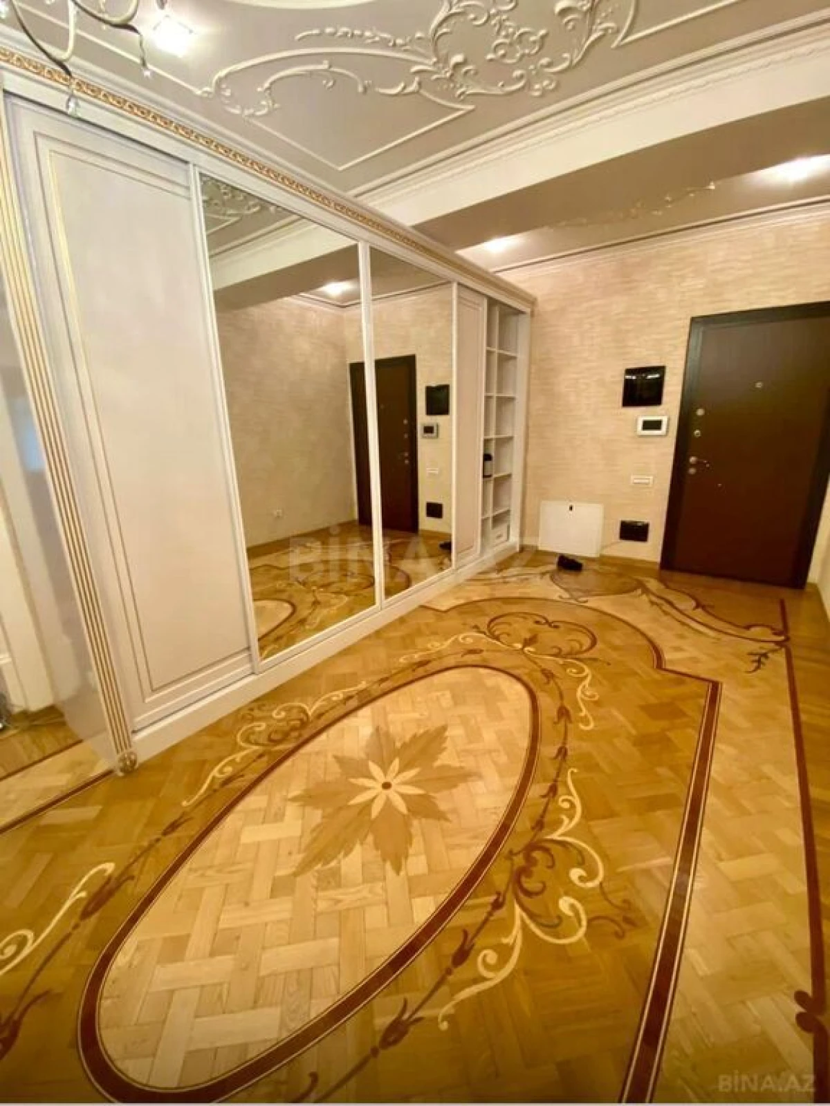 Satılır 3 otaqlı mənzil 220 m²