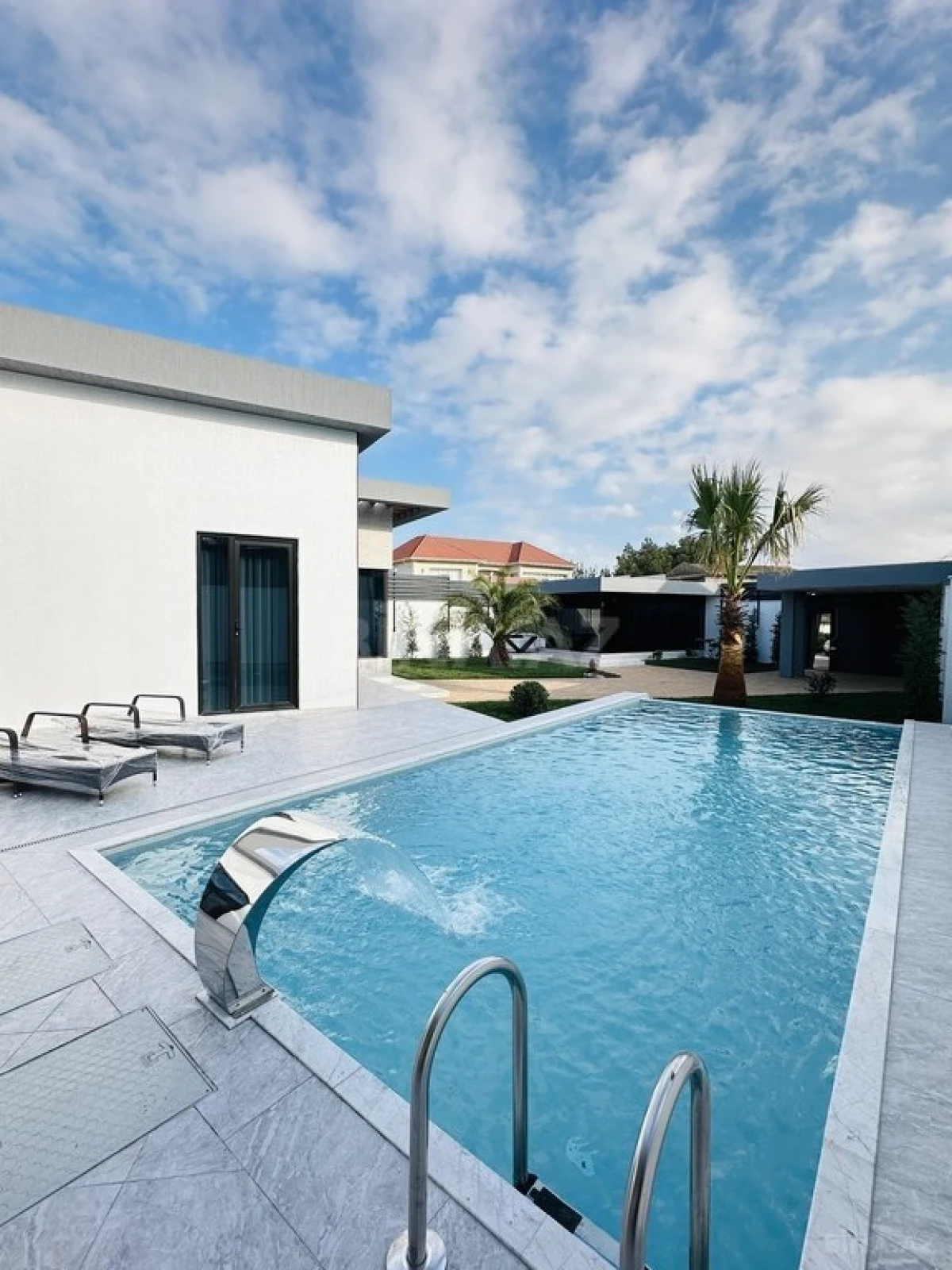 Satılır 5 otaqlı həyət evi 260 m²