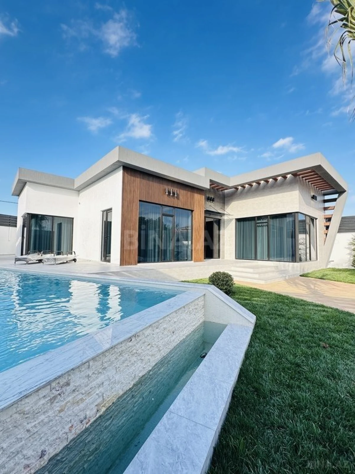 Satılır 5 otaqlı həyət evi 260 m²