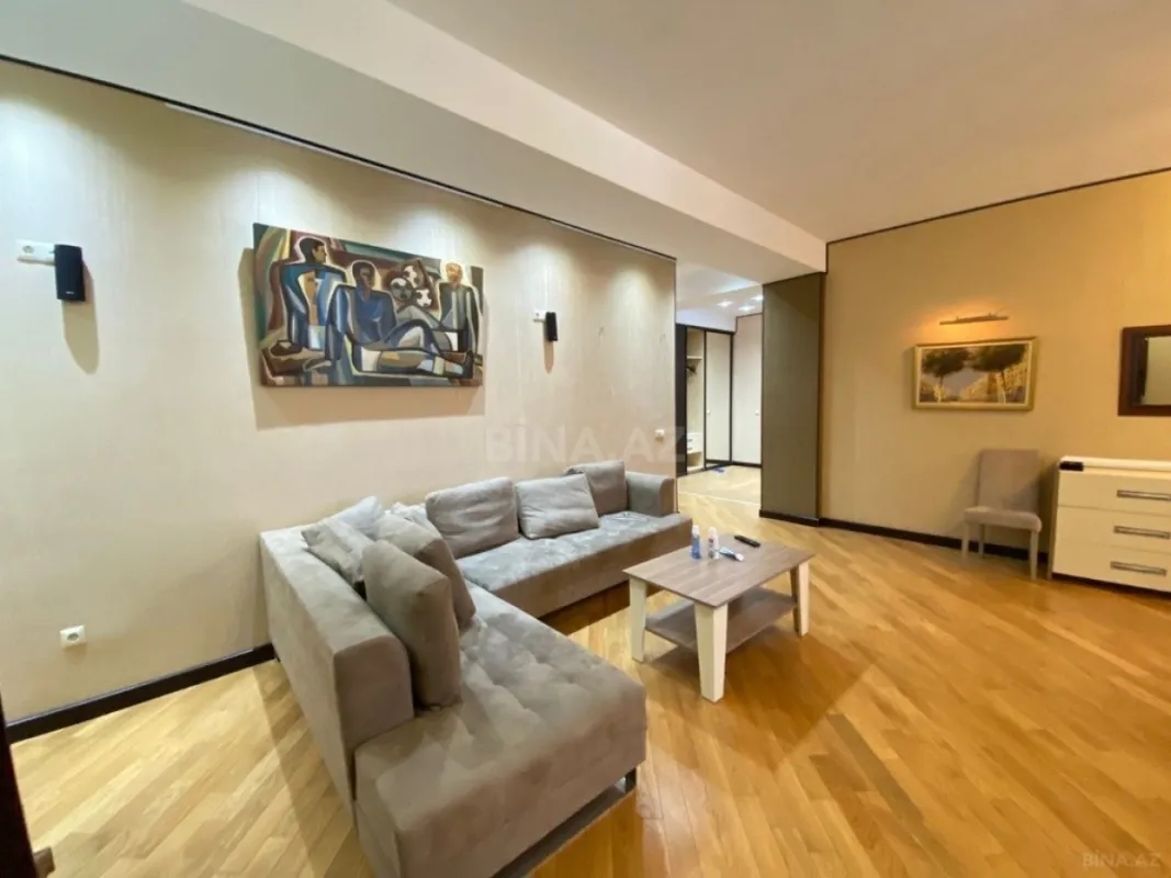Satılır 4 otaqlı mənzil 175 m²