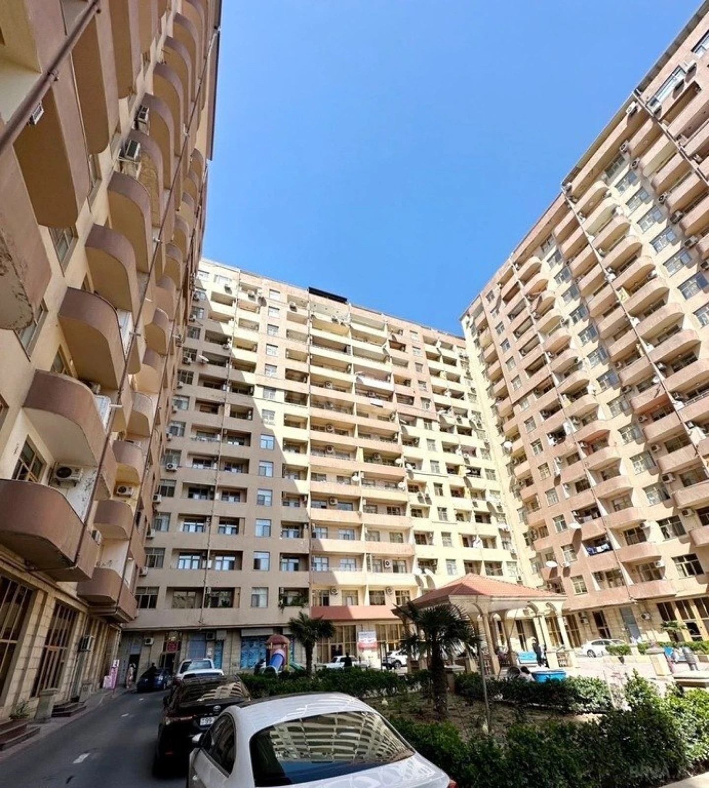 Satılır 4 otaqlı mənzil 175 m²