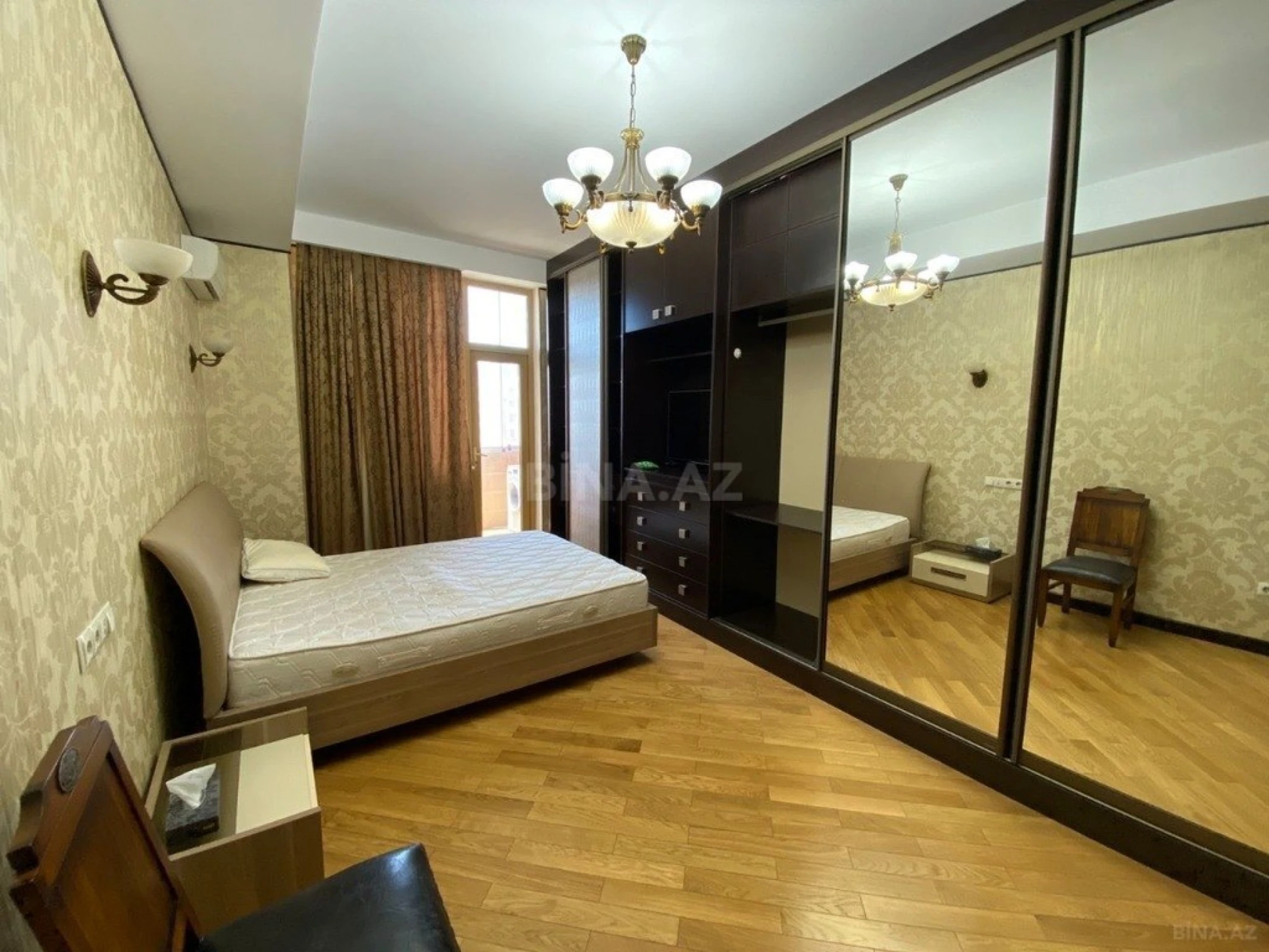 Satılır 4 otaqlı mənzil 175 m²