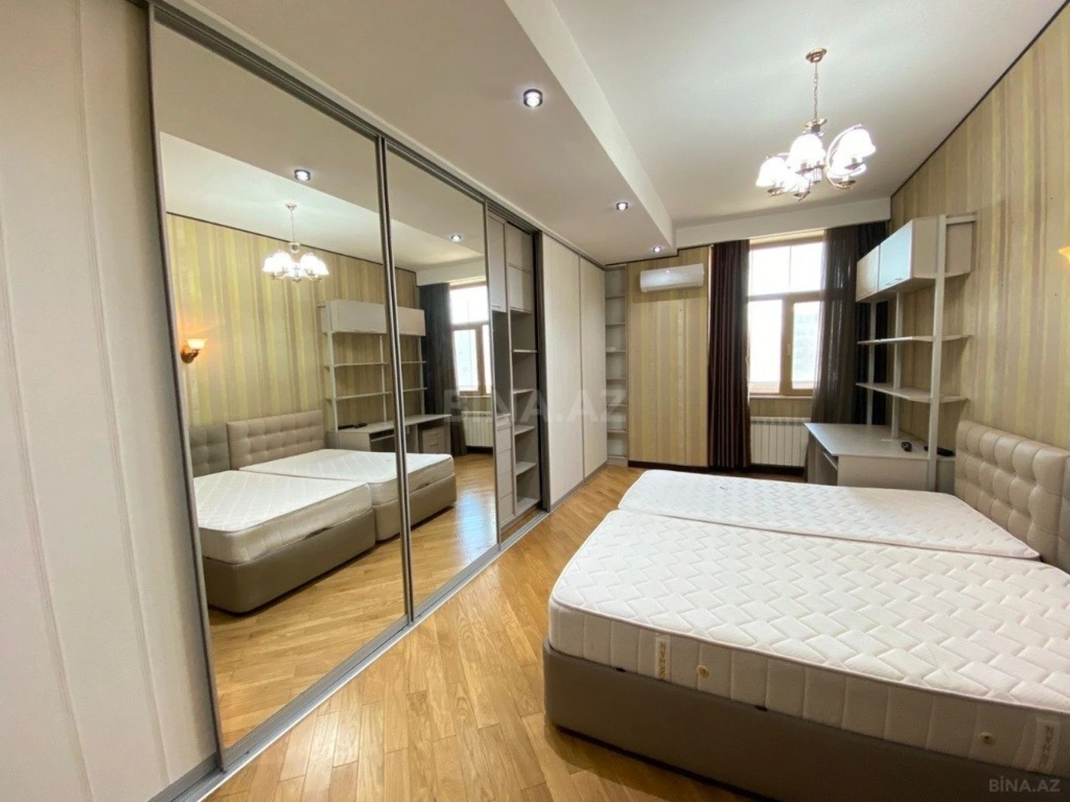 Satılır 4 otaqlı mənzil 175 m²