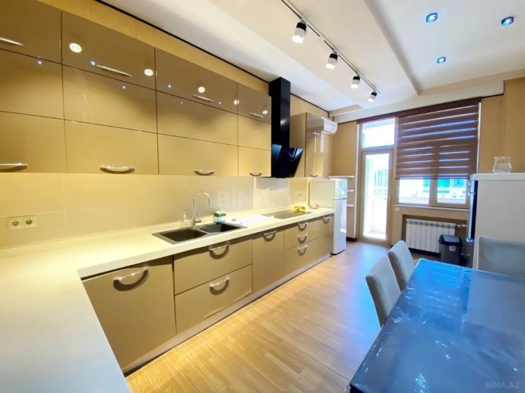 Satılır 4 otaqlı mənzil 175 m²