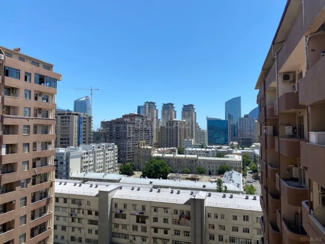 Satılır 4 otaqlı mənzil 175 m²