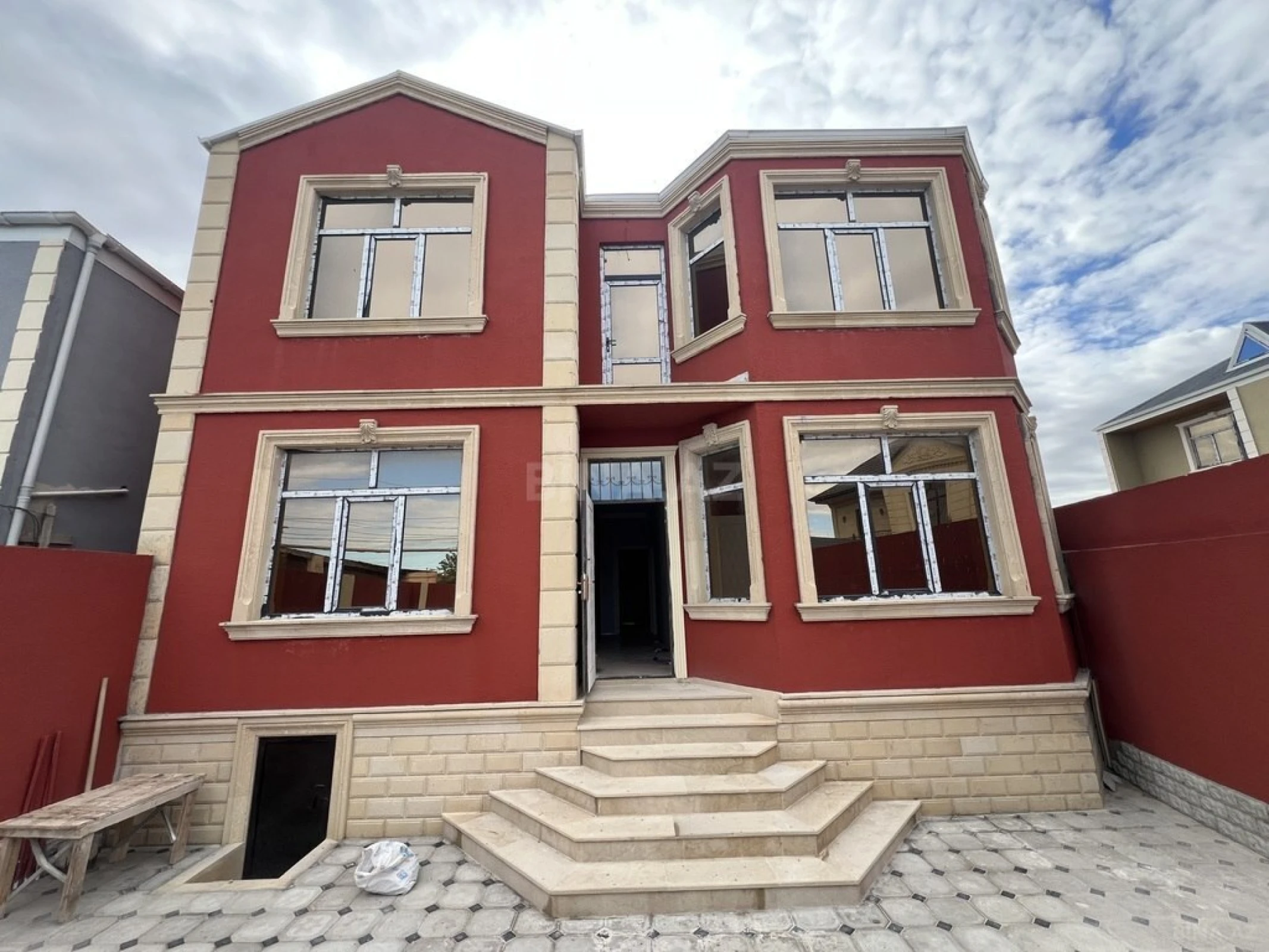 Satılır 6 otaqlı həyət evi 220 m²