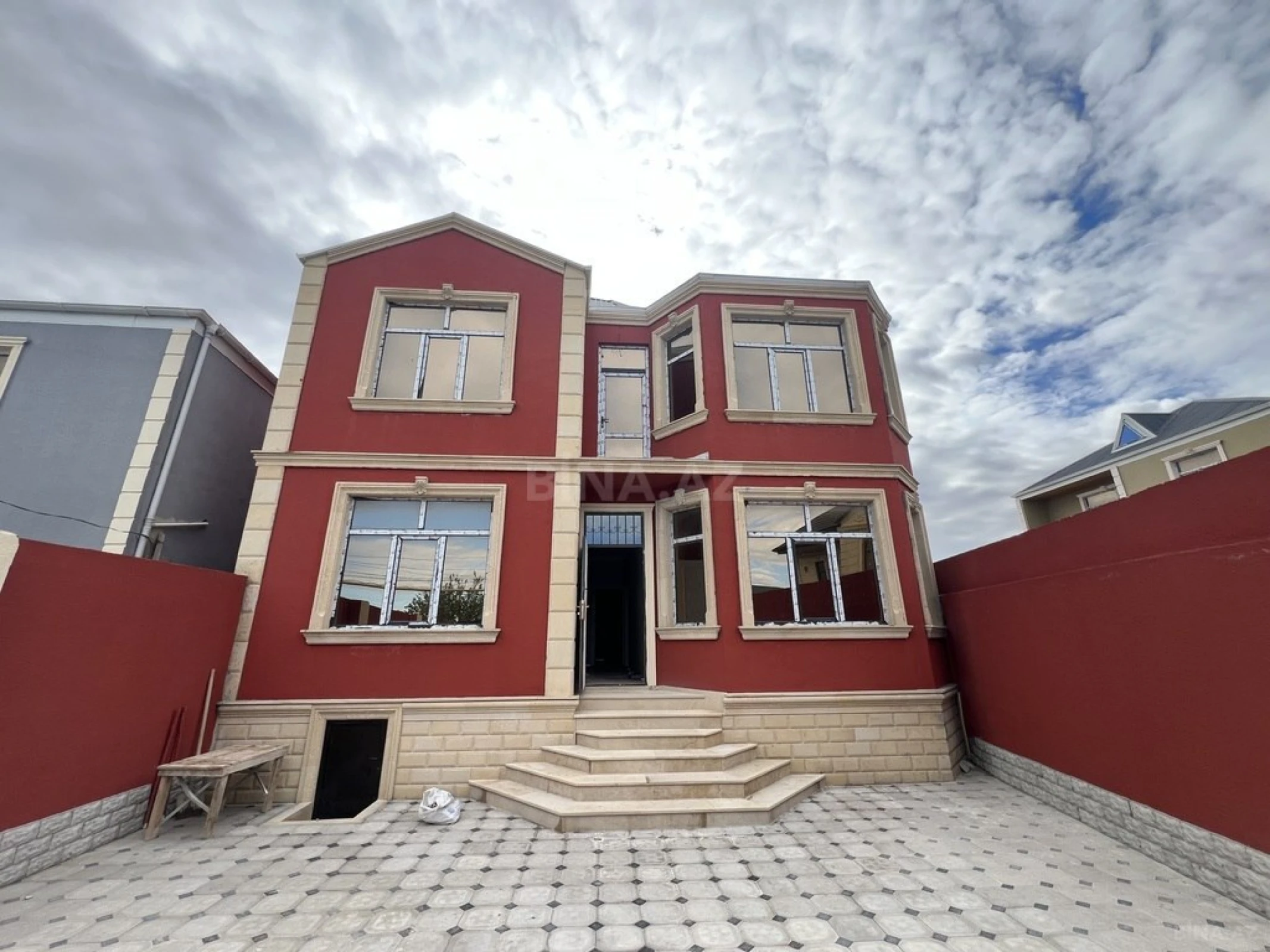 Satılır 6 otaqlı həyət evi 220 m²