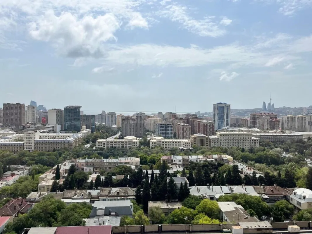 Satılır 4 otaqlı mənzil 156 m²