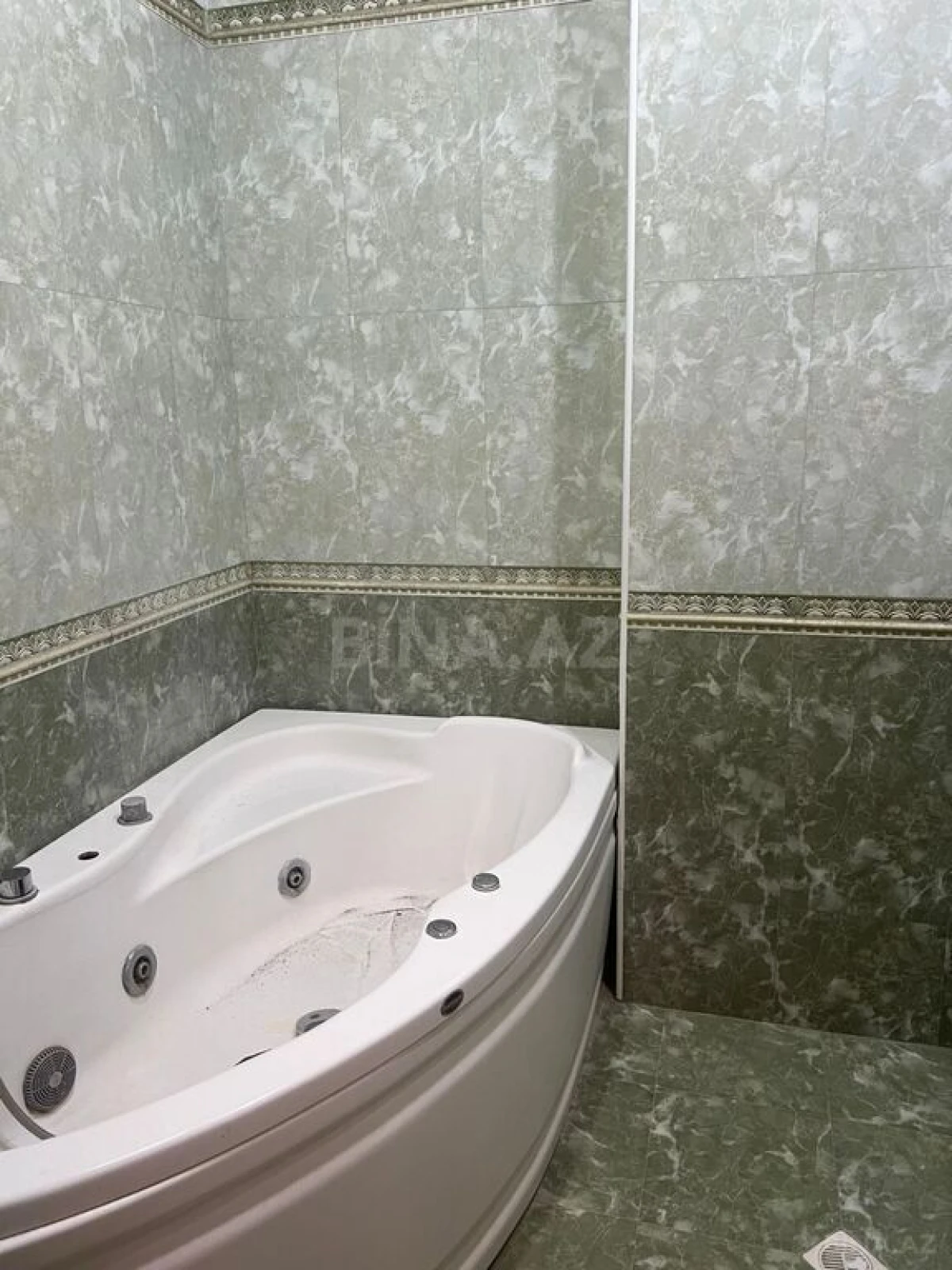 Satılır 3 otaqlı mənzil 125 m²