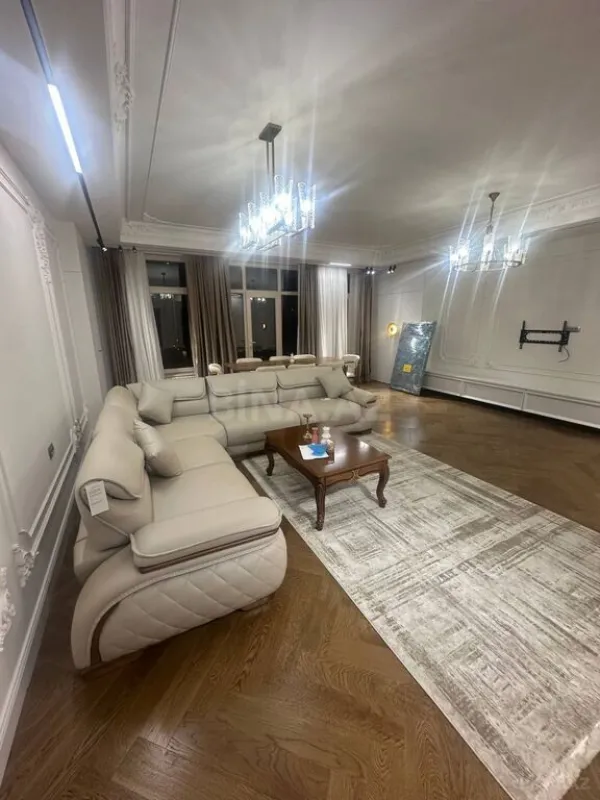 Kirayə verilir 3 otaqlı mənzil 175 m²