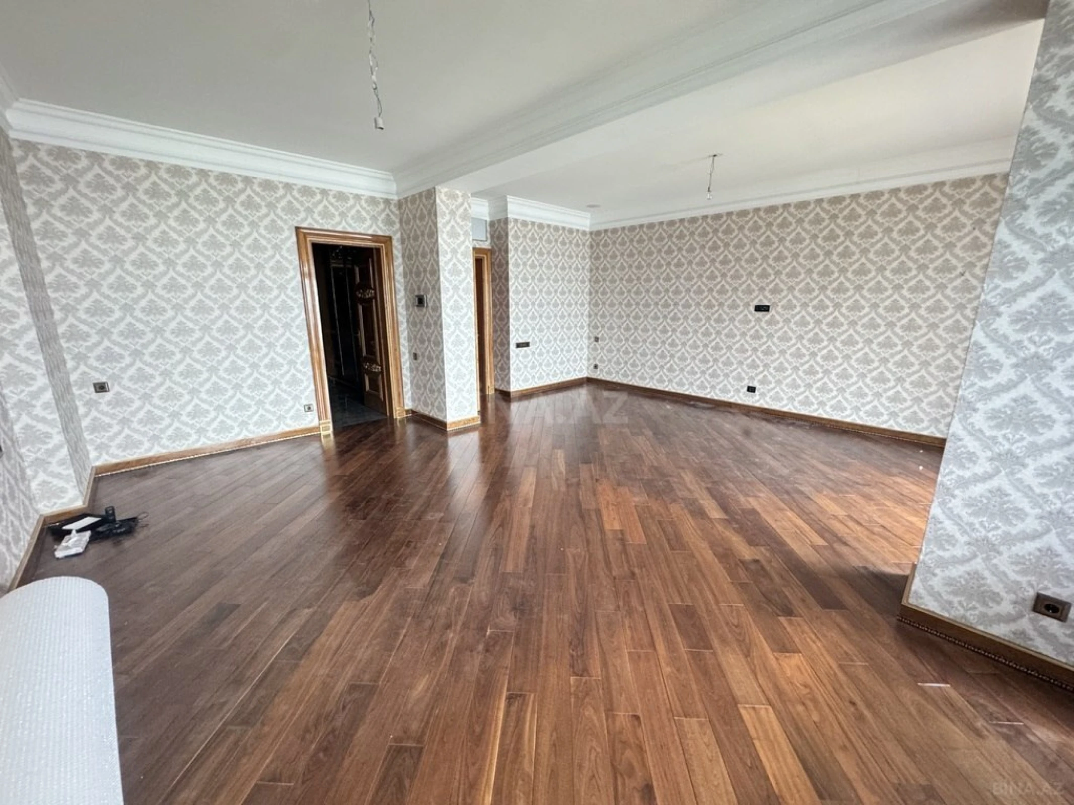 Satılır 3 otaqlı mənzil 215 m²