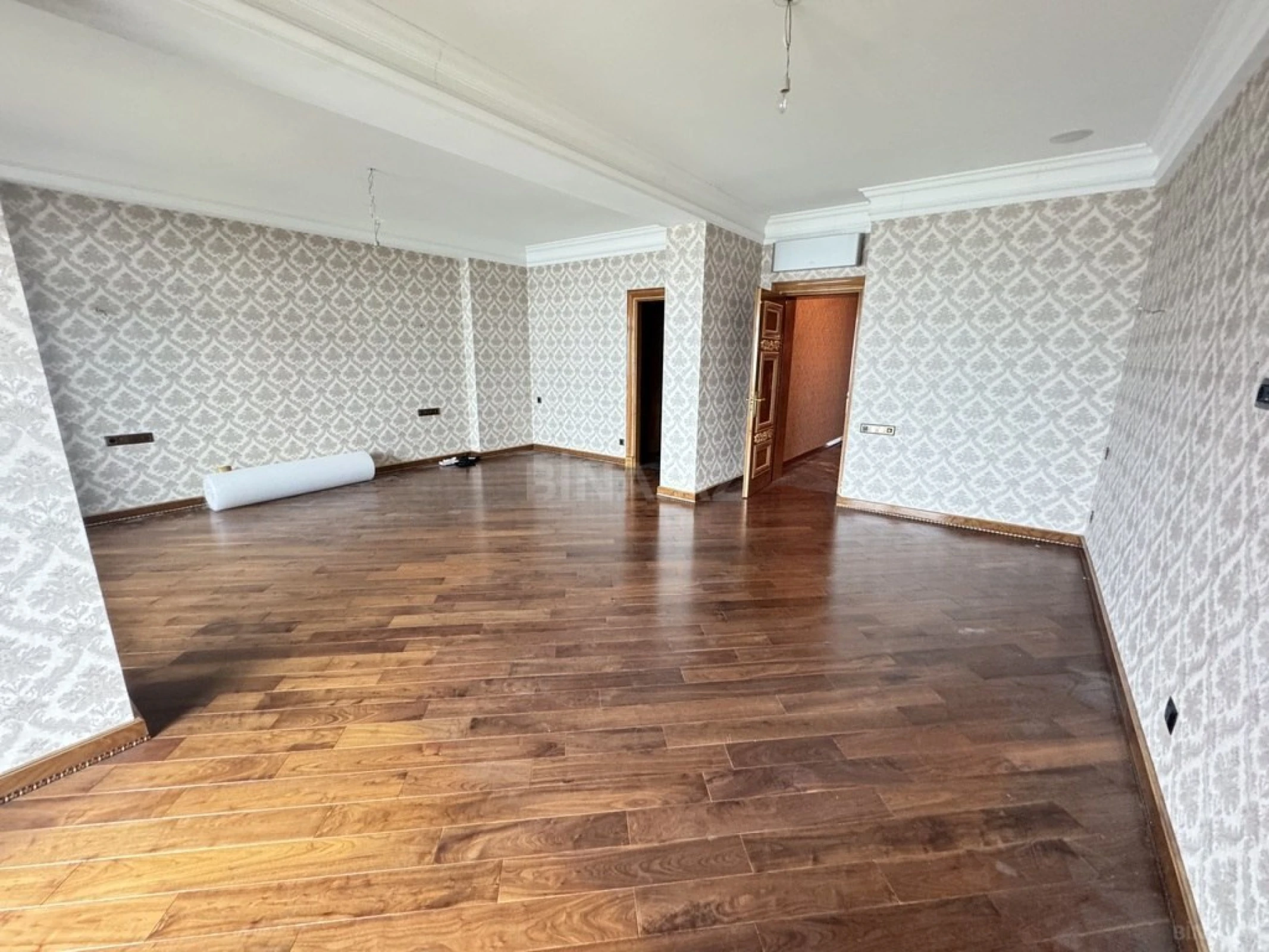 Satılır 3 otaqlı mənzil 215 m²